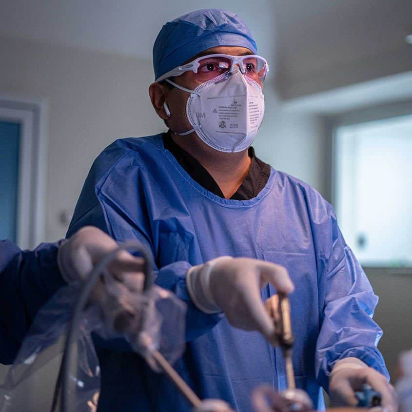 Dr. Alejandro López - Cirujano bariatra realizando bypass gástrico